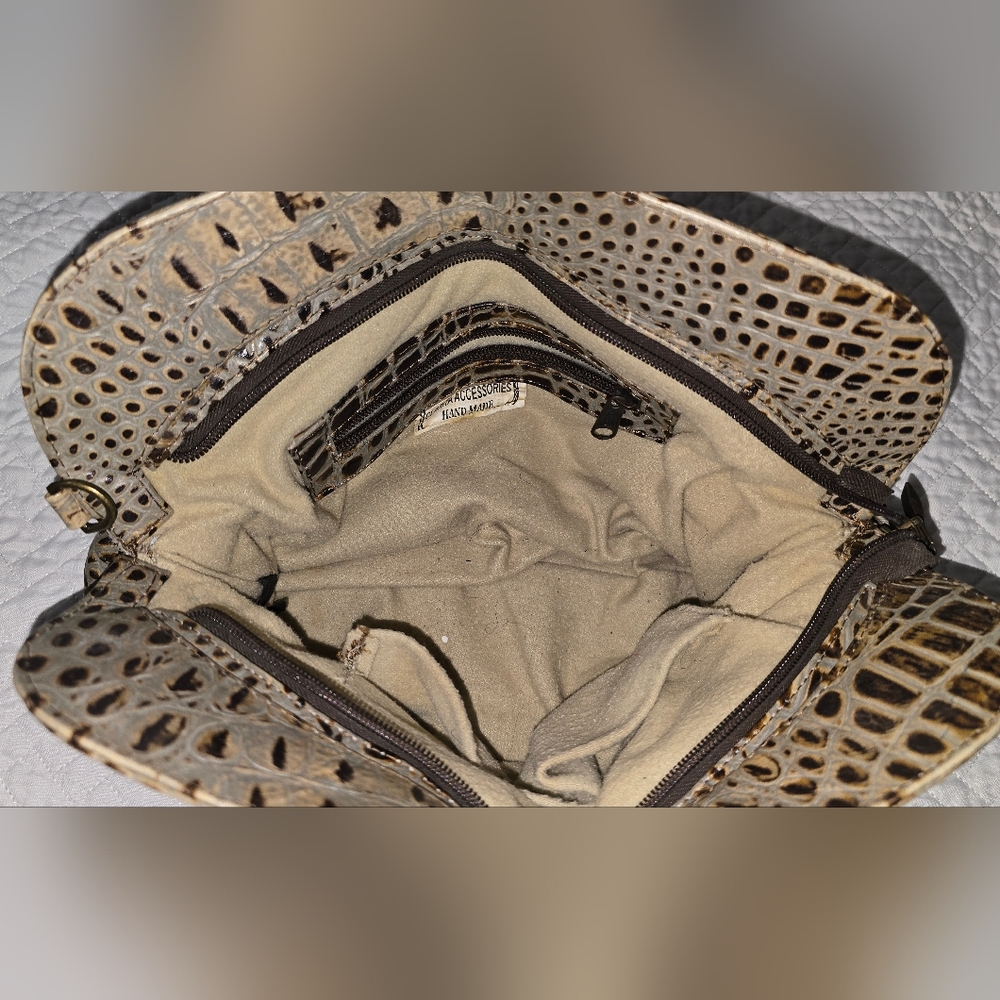 Chic Crocodile Patterned Shoulder Bag - image 3